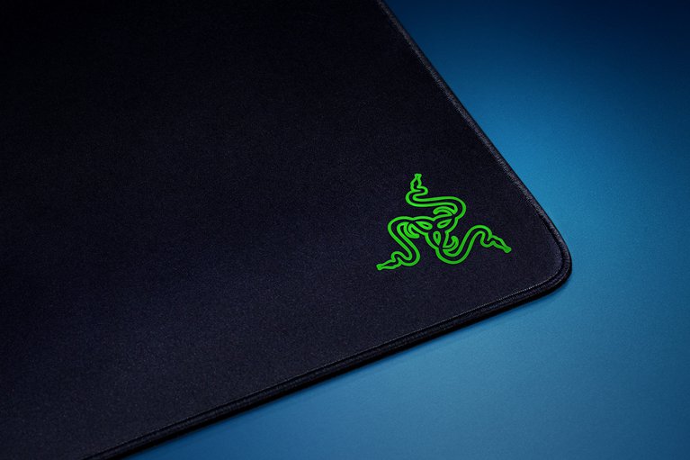 Razer Gigantus Elite Mat Razer Logo Closeup - Light Blue background (Angled View)