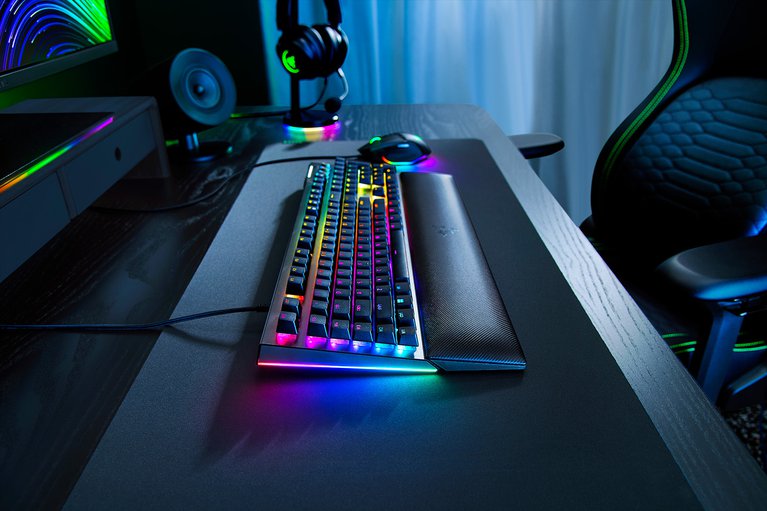 Razer BlackWidow V4 - 綠軸 - US - 檢視 1