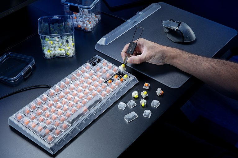 Razer BlackWidow V4 75% - US - Phantom White Edition -view 1