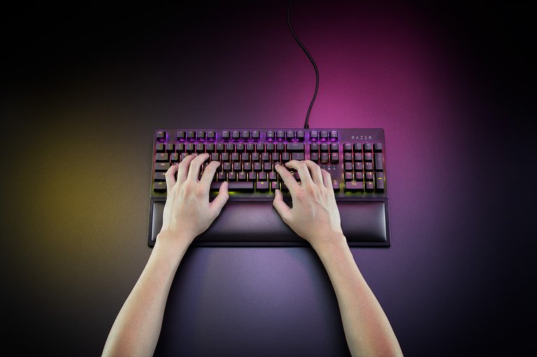 Razer Ergonomic Wrist Rest Full with Keyboard and Male Model Hands - Pink Light