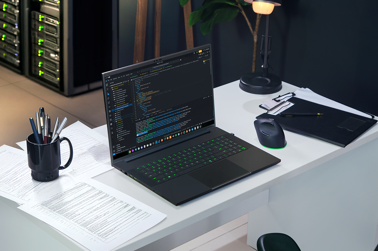 Razer Blade 18 - Dual UHD+ 240 Hz | FHD+ 440 Hz - GeForce RTX 5070 Ti - Black -view 1