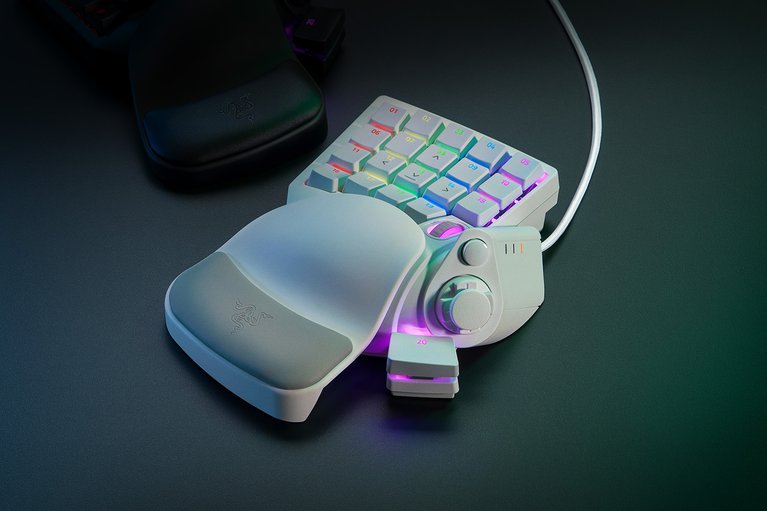 Razer Tartarus Pro (Mercury) Closeup (Angled)