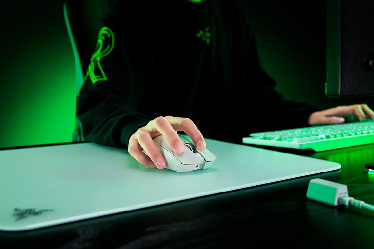 Razer Viper V3 Pro - White -view 1