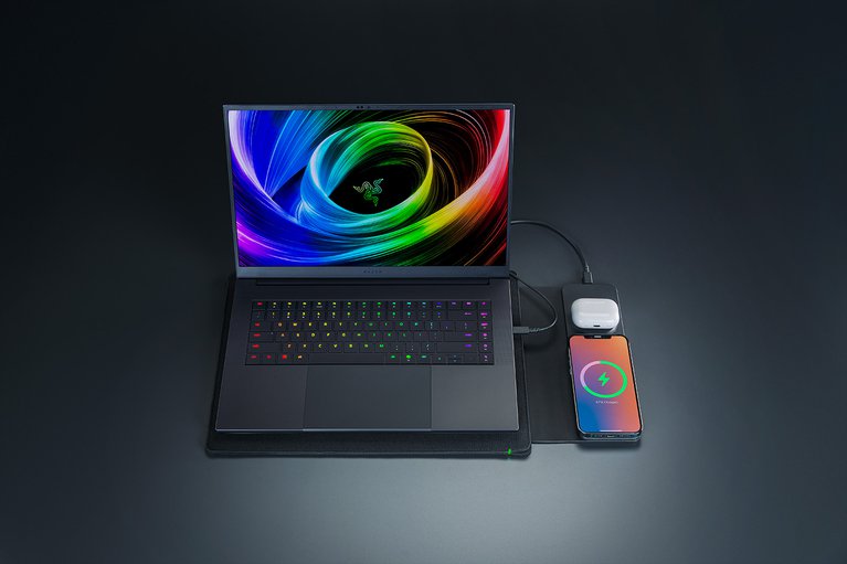 Razer Laptop Sleeve 16 with Wireless Charging for Devices -view 1