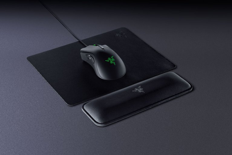 Repose-souris ergonomique Razer avec Razer Naga Trinity - Fond noir avec lumière (Voir)