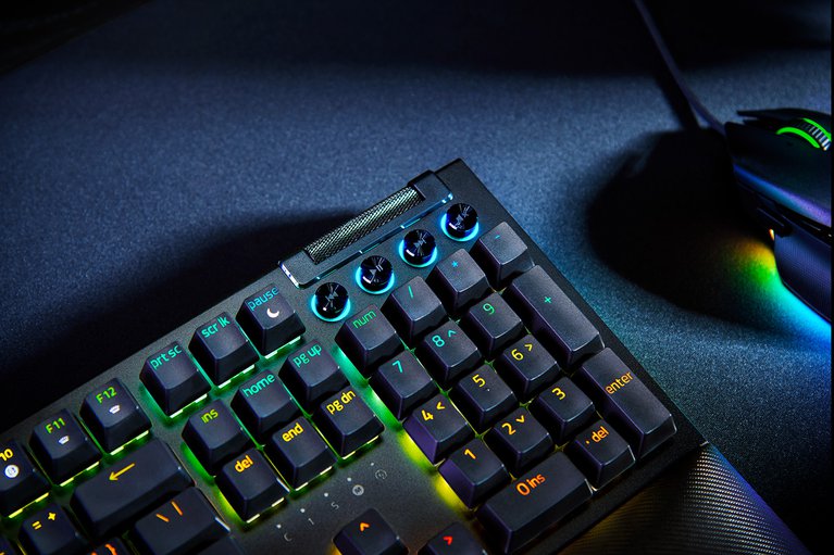 Razer BlackWidow V4 - 綠軸 - US - 檢視 1