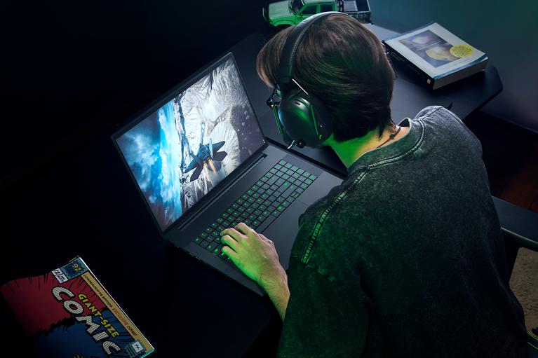 Razer Blade 18 - Dual UHD+ 240 Hz | FHD+ 440 Hz - GeForce RTX 5070 Ti - Black -view 1