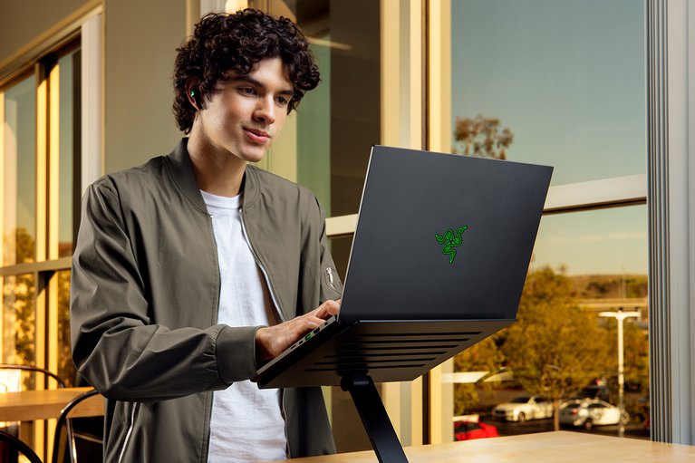 Razer Blade 14 - 3K 120 Hz OLED - GeForce RTX 5060 - 블랙 - 1 보기