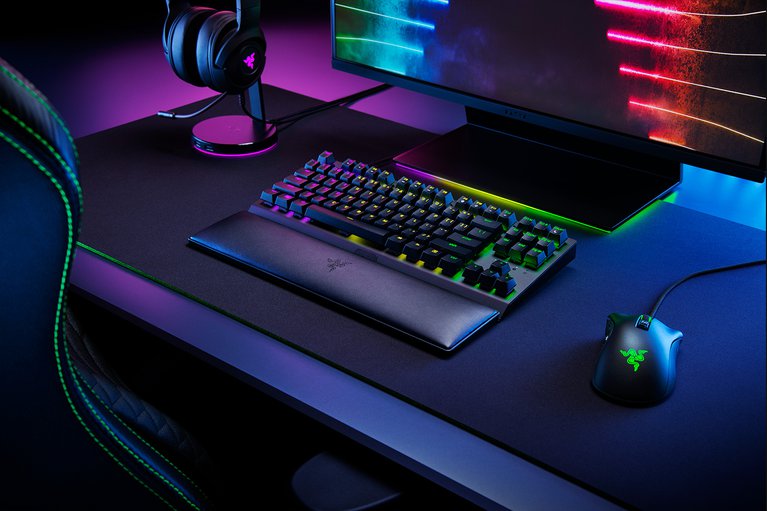 Razer Ergonomic Wrist Rest Tenkeyless with Keyboard on Razer Workstation (Angled View)