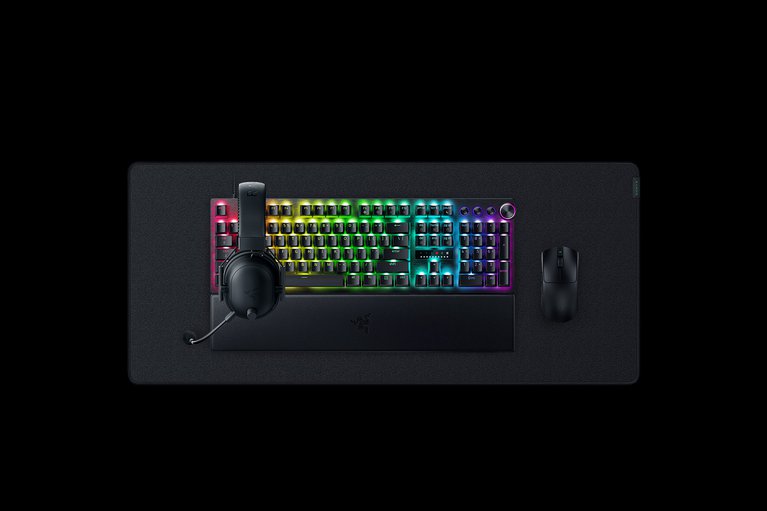 Razer Huntsman V3 Pro + Viper V3 Pro + BlackShark V2 Pro + Strider XXL Bundle -view 1