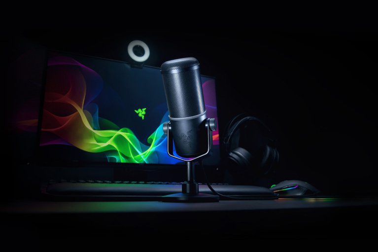 Razer Seiren Elite on Razer Streaming Workstation (Angled View)