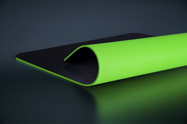 Razer Gigantus V2 Medium with Fold-Up Underside Anti-Slip Textuire