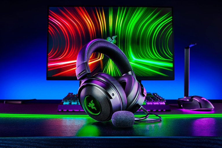 Razer Kraken V3 HS on Razer Workstation (Vibrant)