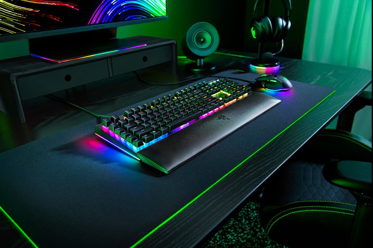 Razer BlackWidow V4 - 綠軸 - US - 檢視 1