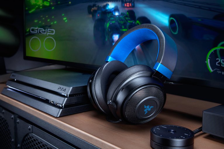 Razer Kraken for Console with PS4 and TV (Angled View)