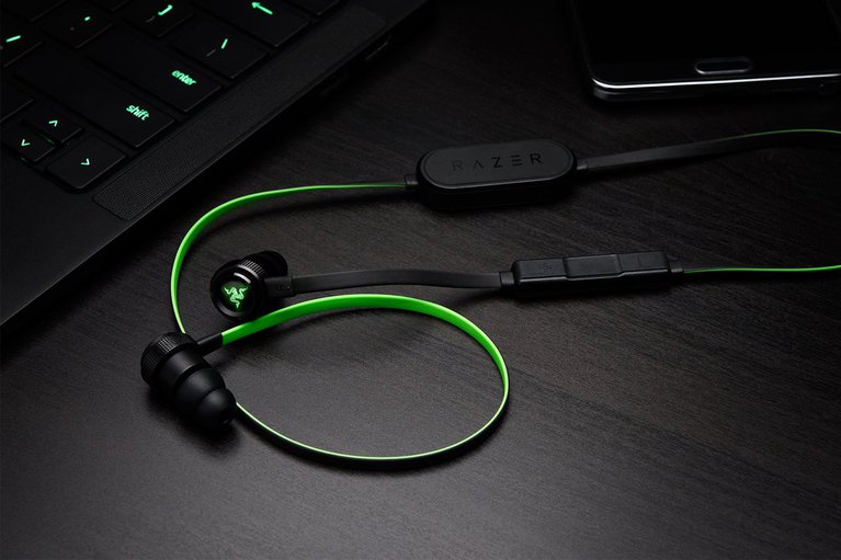 Razer Hammerhead BT on Workstation - Focus Ready