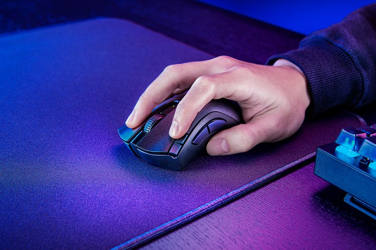 DeathAdder V2 X HyperSpeed Male Model Hand - Razer Workstation (Purple Theme)