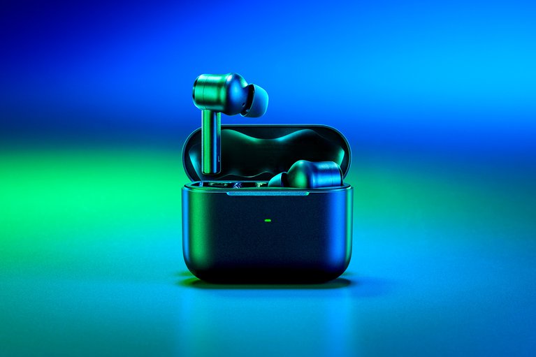 Razer Hammerhead Wireless Pro open case Closeup (Cool RGB Theme)